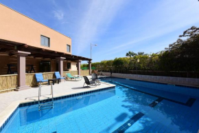 Flintstone Guest House 11 rooms לא וילה פרטית